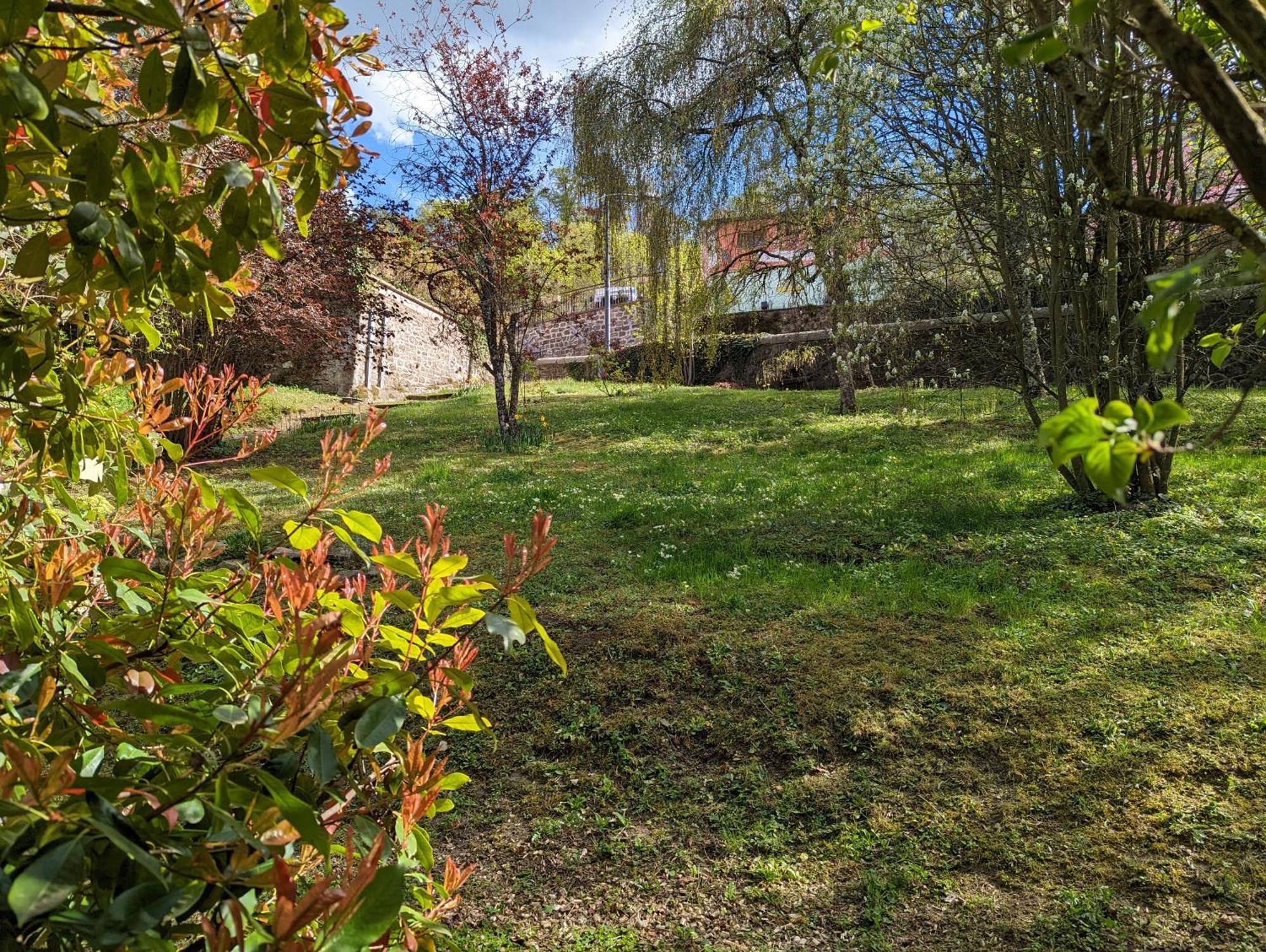 לינה וארוחת בוקר Yzeron Un Jardin Secret מראה חיצוני תמונה